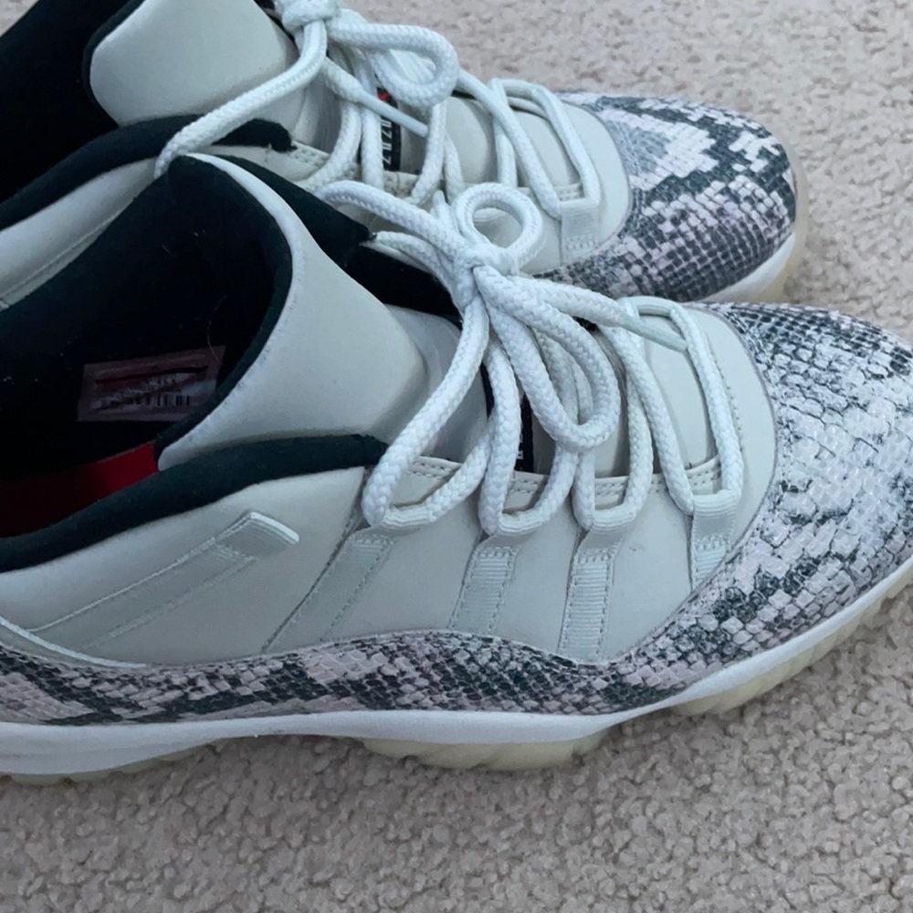 Jordan 11 retro low “snakeskin” great condition !